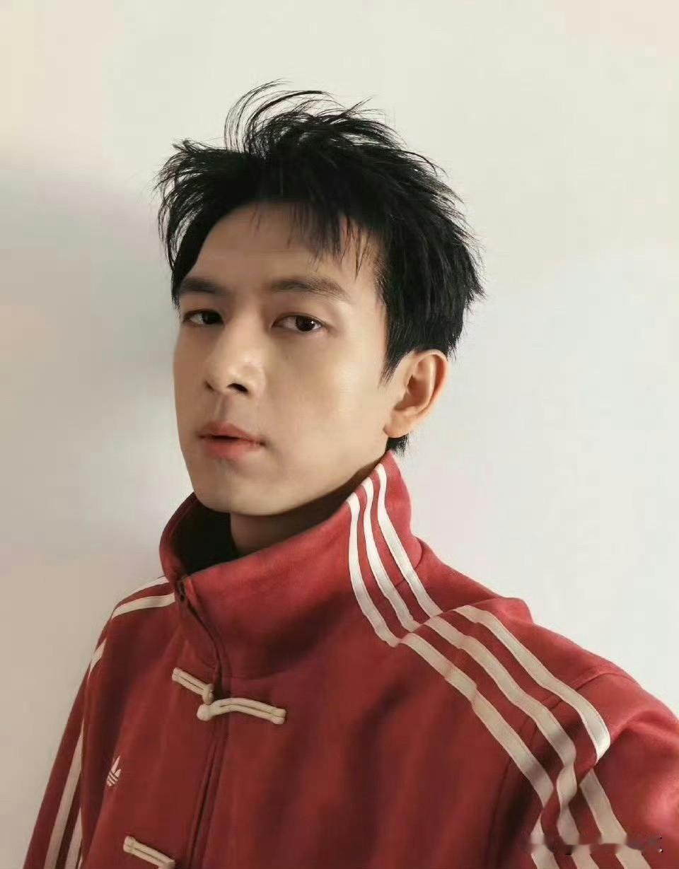 我果然没有猜错李现真的是行动派自己穿不行，也得让老同学父母穿，感觉杨紫和李现