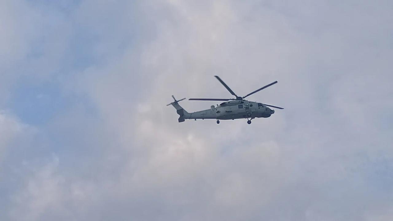 空中飞过的是海军目前最重要的两型航空反潜利器，直-20F反潜直升机和直-8反潜直