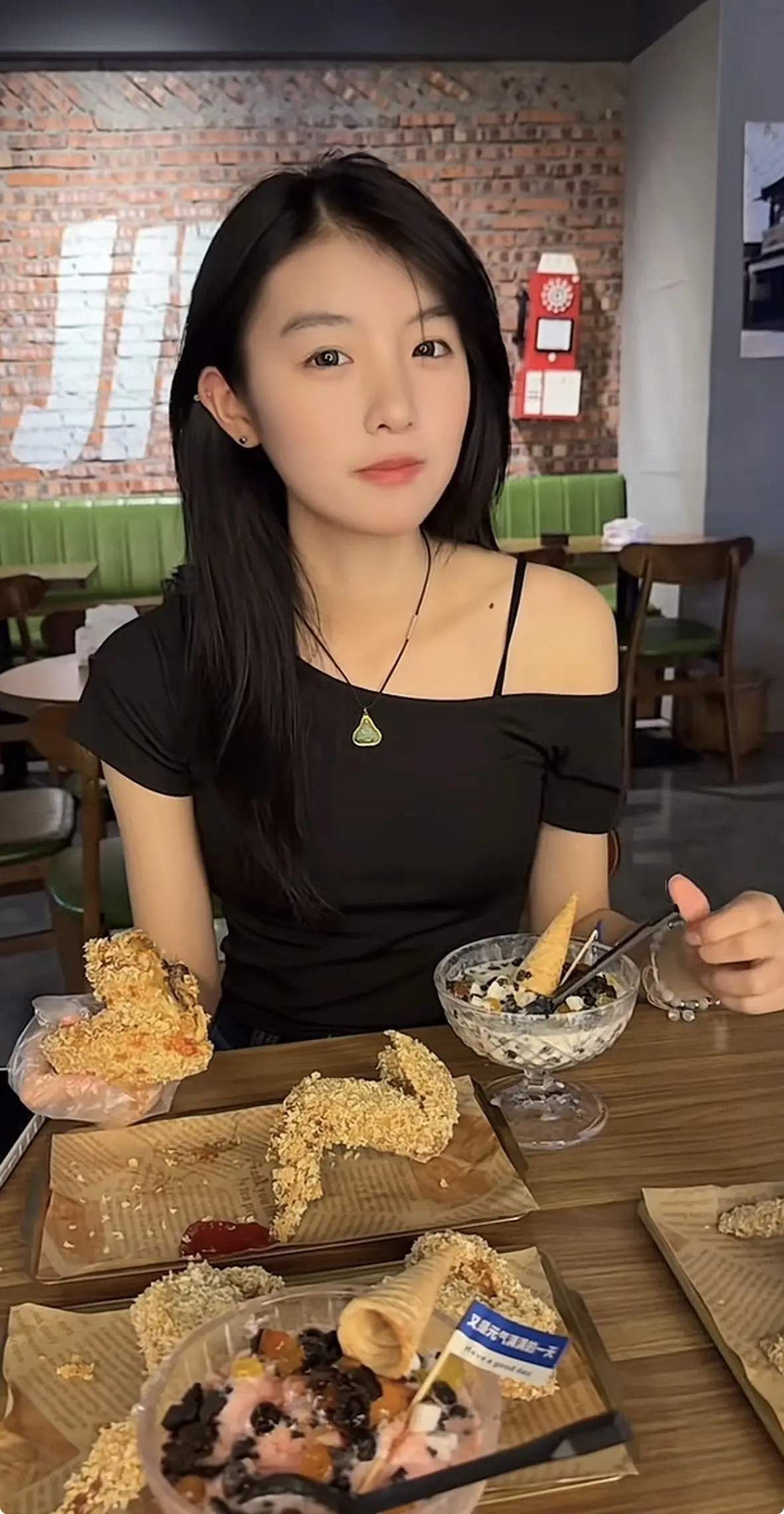 黑裙穿搭 吊带小黑裙 黑裙子bar 韩系氛围感探店 清纯甜美