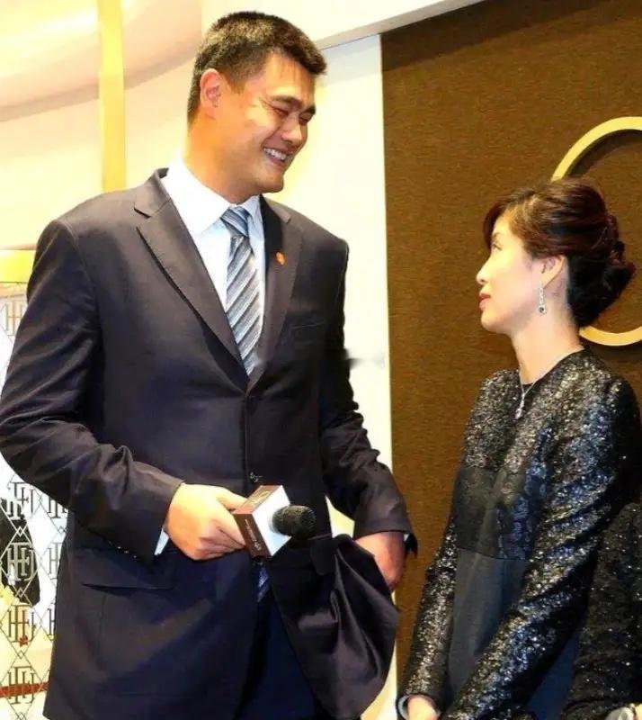 都以为姚明娶了叶莉是享福，我告诉你，他每天回家都要“受罪”，你想象一下，1米9的