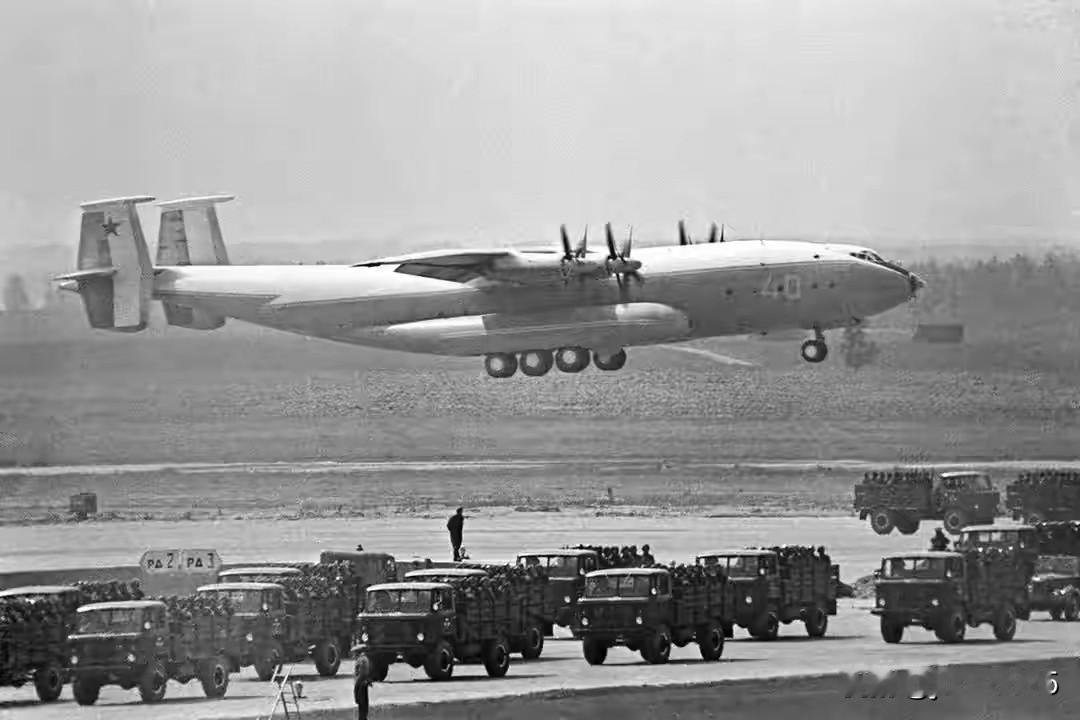 安-22的载重达到80吨，要比伊尔-76更大。但它的研制时间太早，技术上已经过时