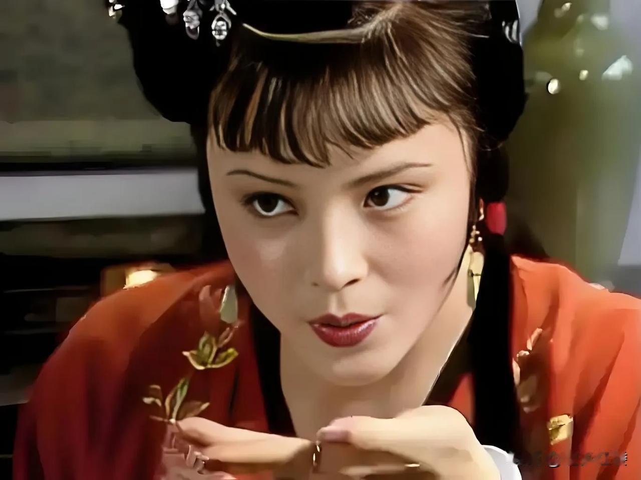 贾敬的葬礼期间，尤二姐尤三姐来到宁国府帮忙。于是就牵扯到了这样一些问题需要解决