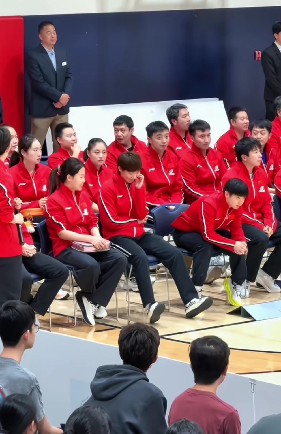 莎：我不对视就不会是我。真是个小机灵鬼，莎莎为了不回答问题，死死抱着胳膊不放