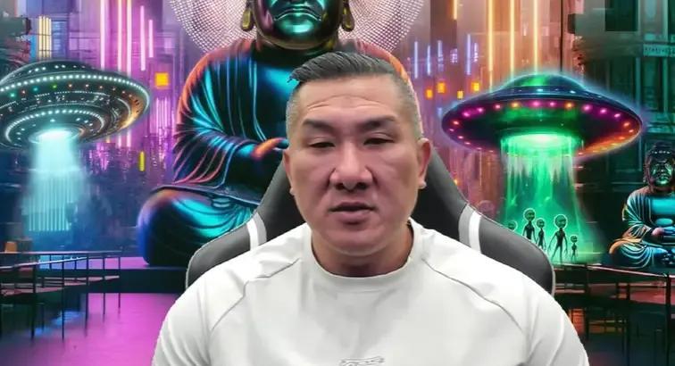 馆长越来越豁达了，在直播间公开向邱毅教授和王炳忠道歉了，并表示以前的因为无知骂过