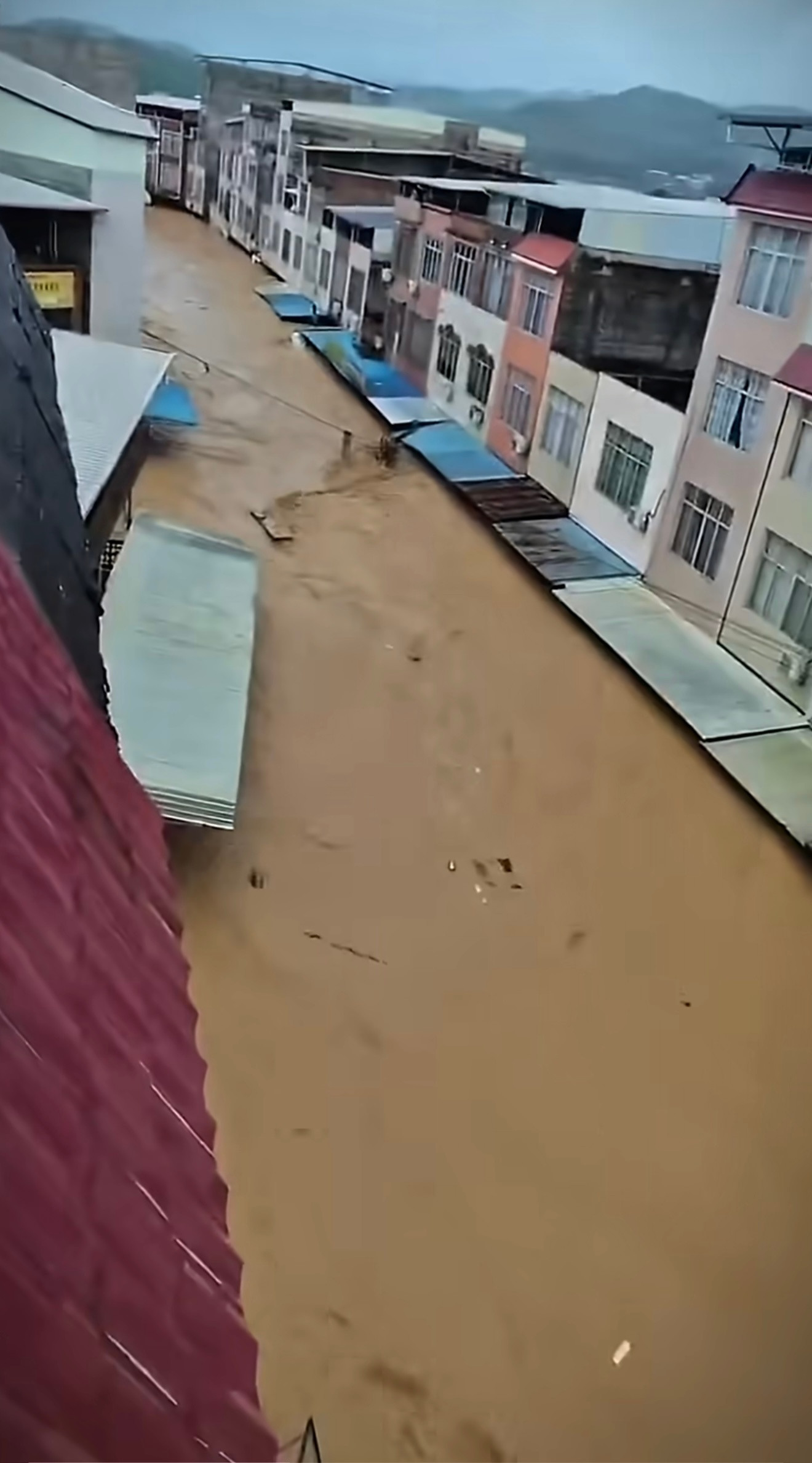 广西洪水广西暴雨洪水持续肆虐🌧️现状：汛情严峻，多地告急受台风“美莎克”影响