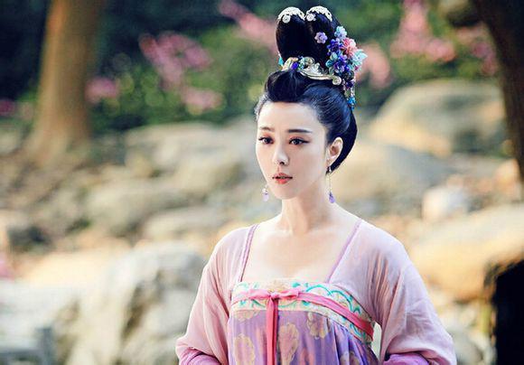 655年，几名内侍手捧唐高宗李治的诏书，气汹汹地闯入后宫大喊：“奉诏，皇后王氏及