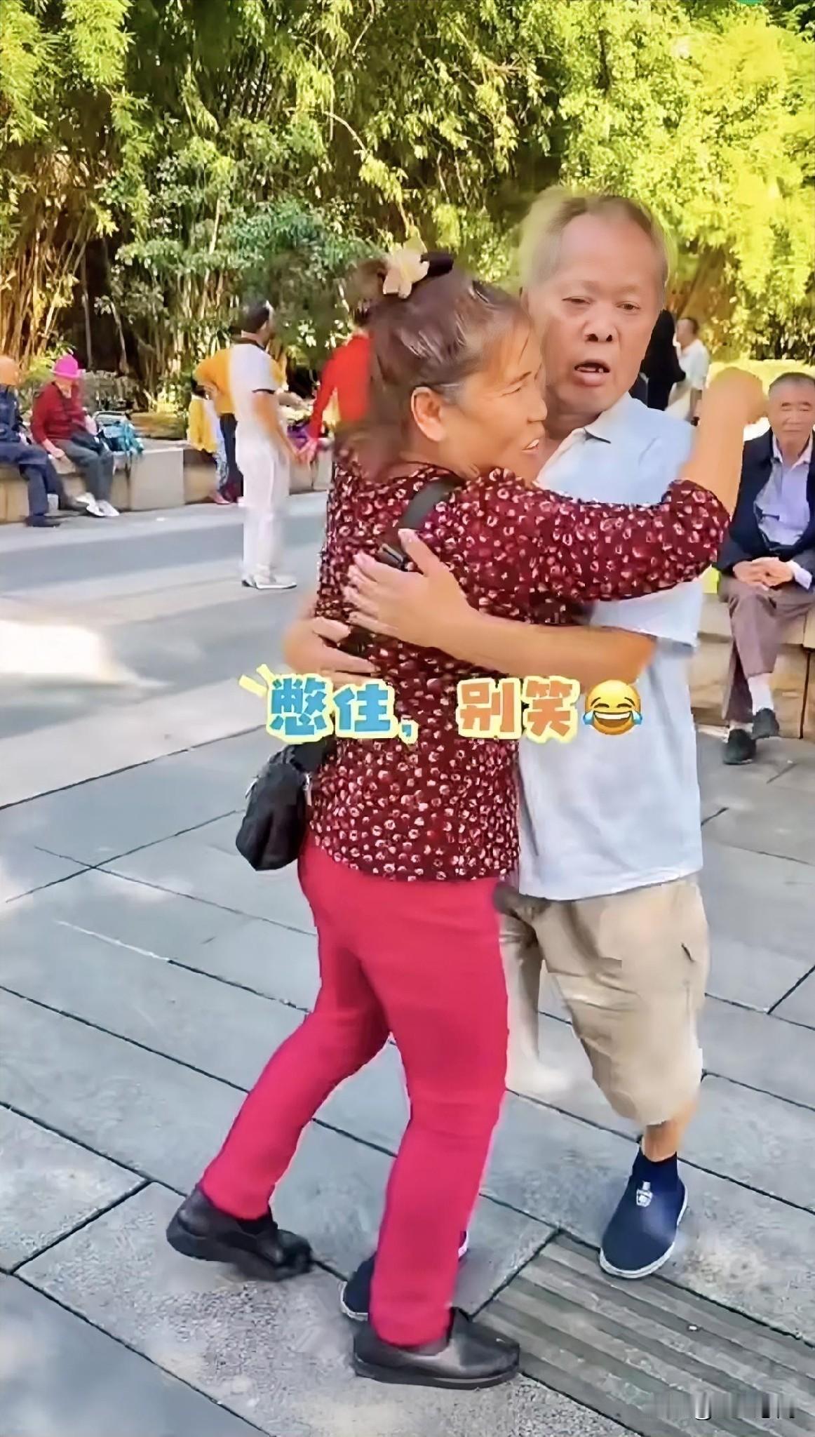 立贴为证！如果我老了，也这样去花钱找老太太没羞没臊的跳舞，就停发我的退休金，让我