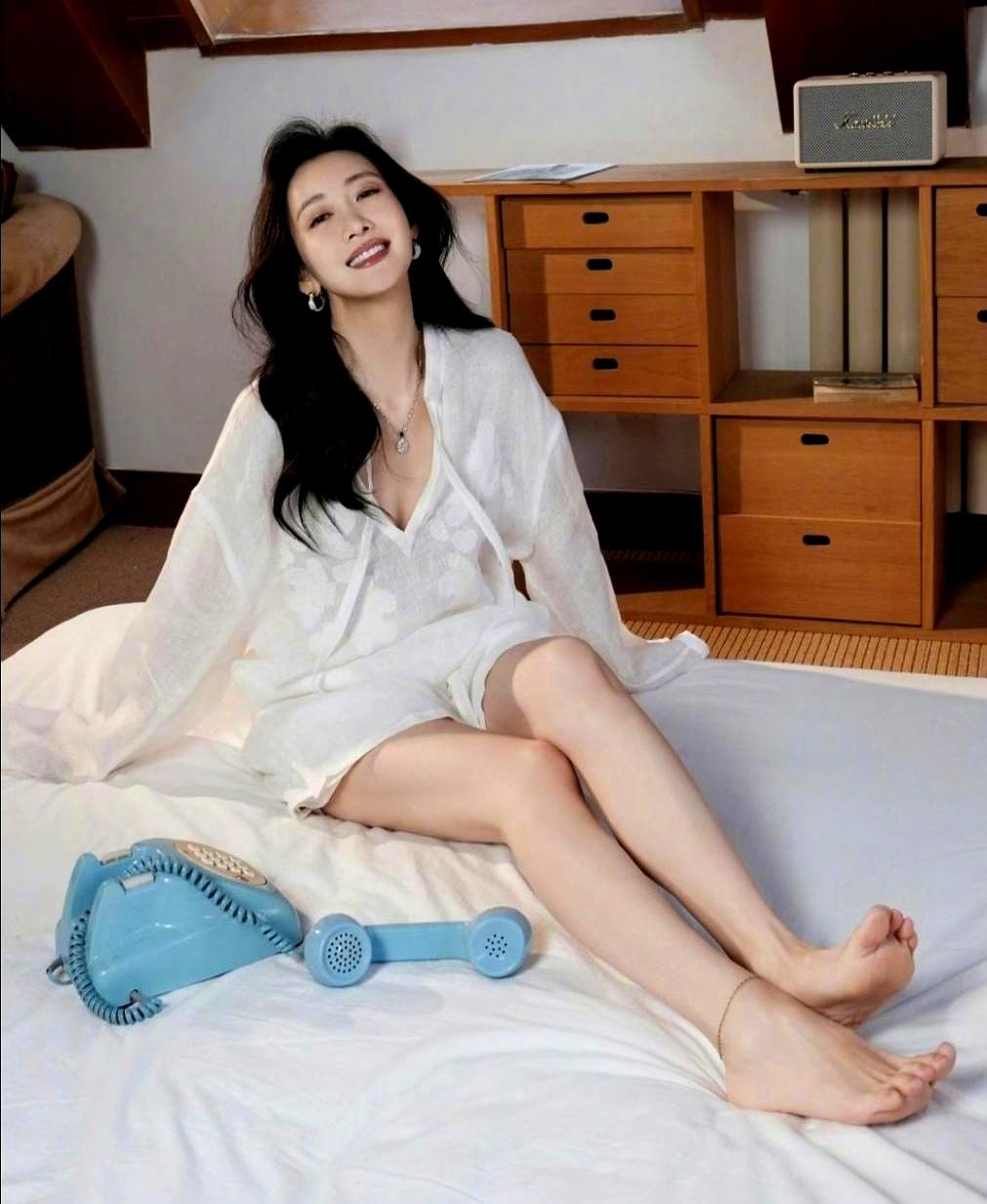 王鸥最近直播自曝单身，这事儿真让人意外！毕竟她跟德云社的何九华，那段“地下恋情”