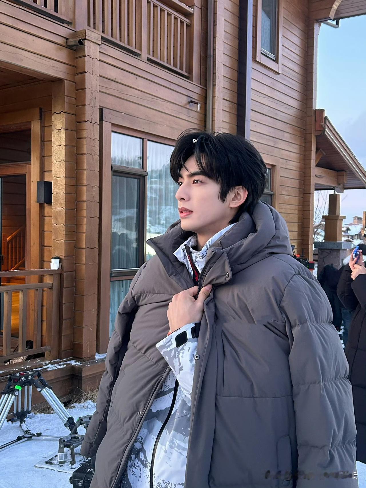 我同学在剧组做过后期！他上个月刚剪完宋威龙的新剧，闲聊时提了一嘴——这演