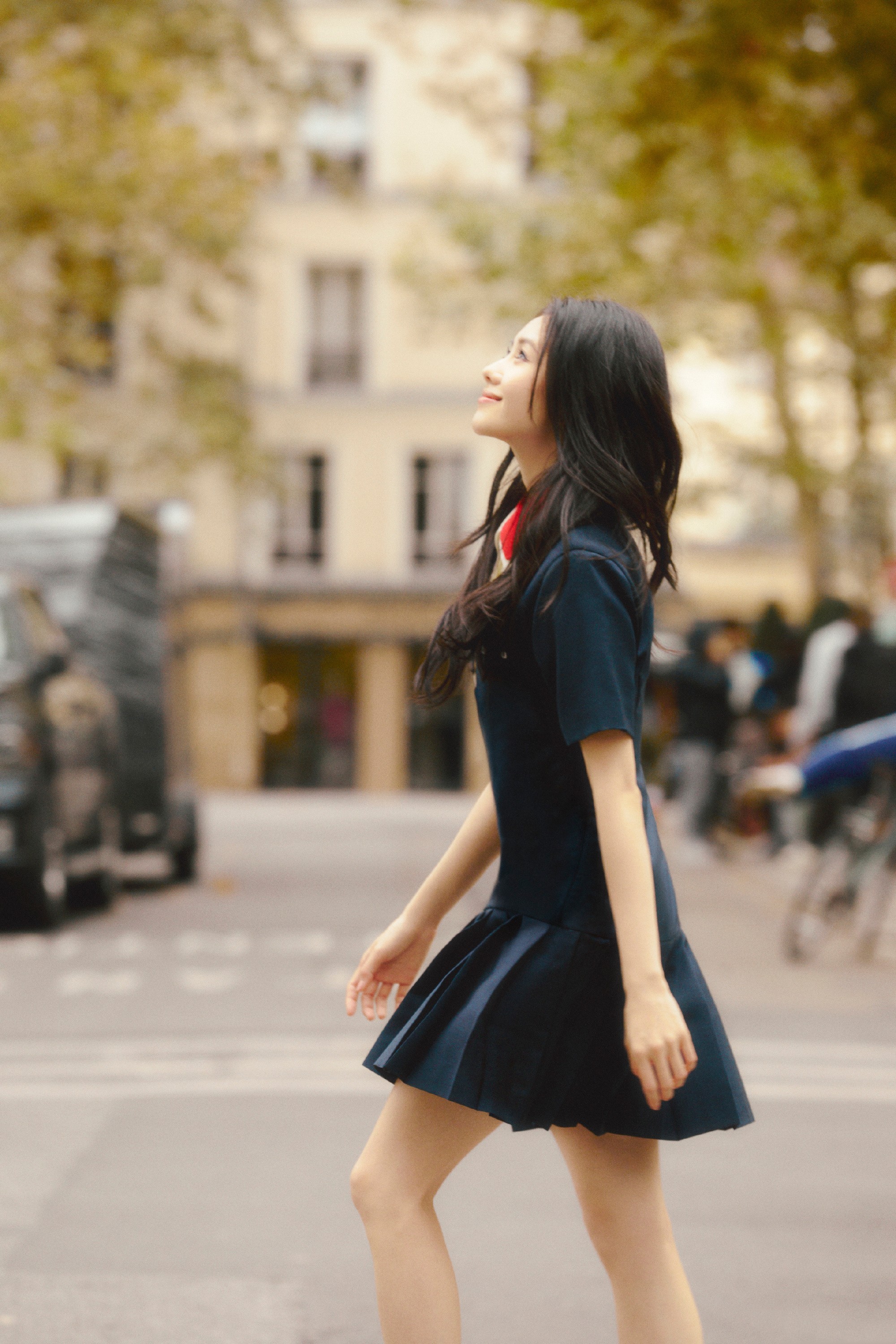 刘浩存甜美街拍：穿墨色连衣裙的“女高学姐”。刘浩存
