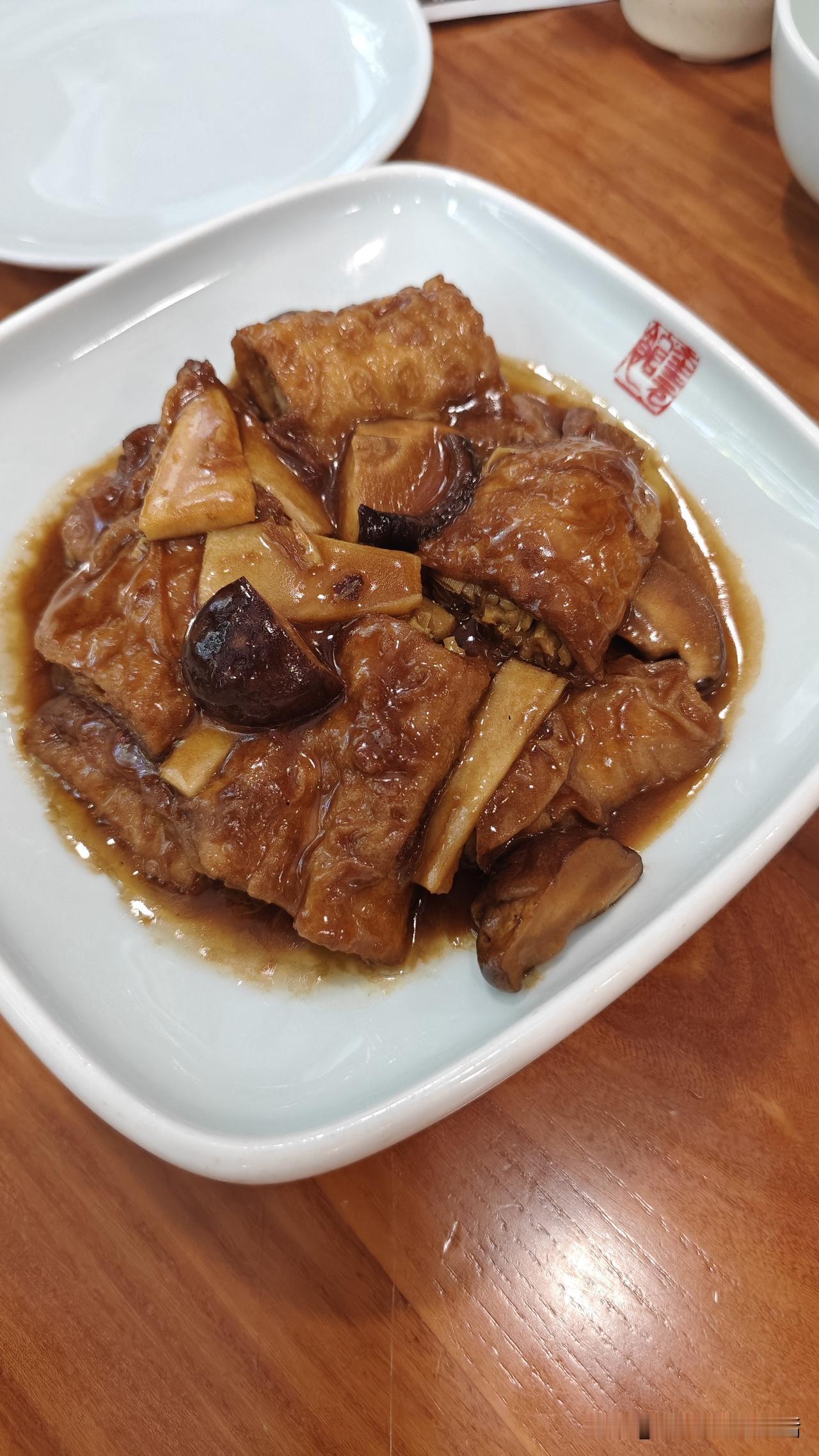 游完杭州西湖坐船登三潭印月岛游玩一圈，回到市区正好到饭点，一家子又累又饿，赶紧琢