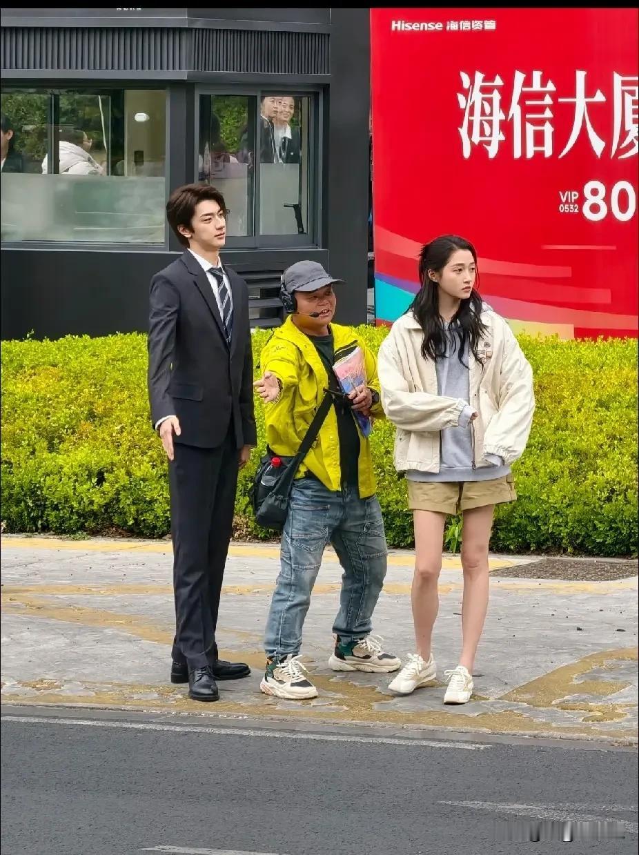 不是，关晓彤现实中也不是很高啊，还是她旁边的男生太高了，才显得她矮！[捂脸哭][捂