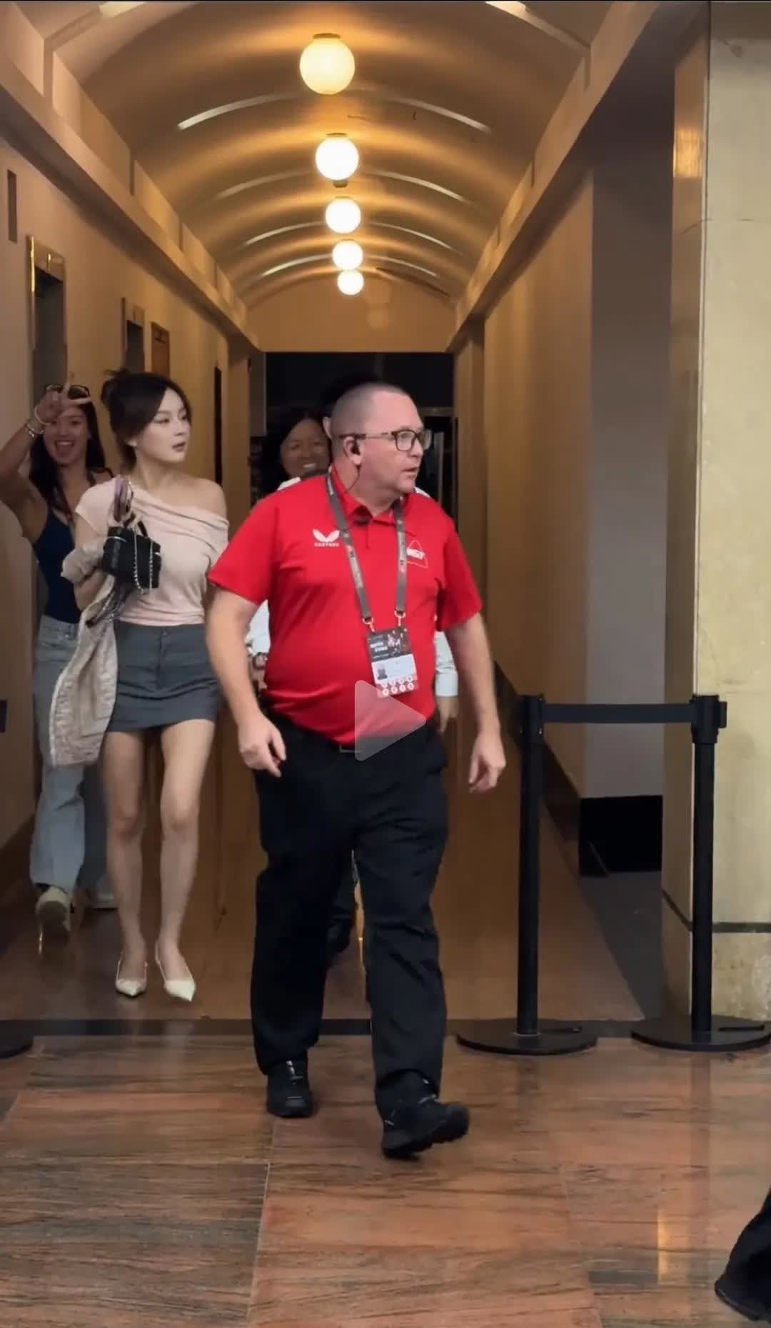 赵心童虽然比赛输了，但和女朋友林可鑫离开赛场，手牵着手，太甜了。女友穿的短裙，扎