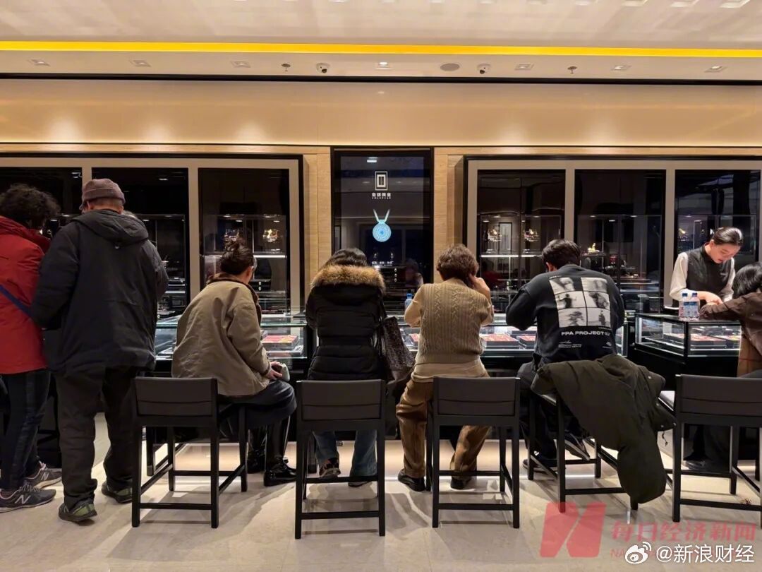 【买3条金项链一夜赚超2.3万元】“昨天买了三条老铺黄金的项链，一夜睡醒赚了超2