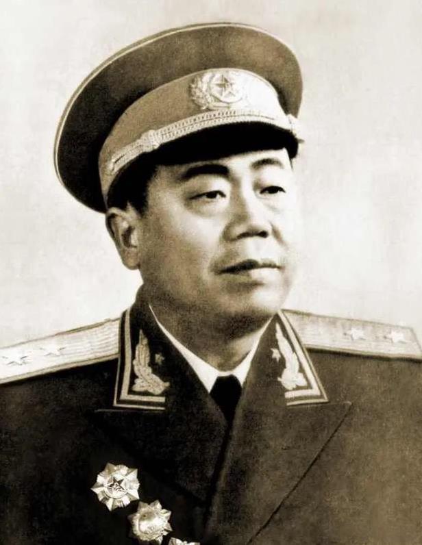 1950年，飞行员伙食标准太高，有个人有意见，华东空军司令员聂凤智知道后，笑道：