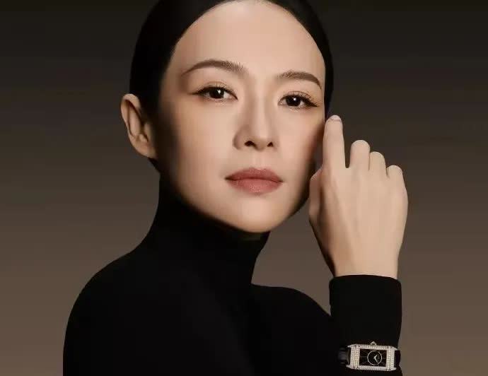 时尚圈最近可太热闹啦！章子怡又拿下一个全球高奢代言，这咖位稳稳的，时尚女王的地位