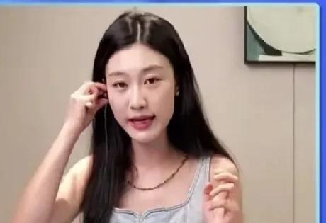 “三妹”的笑容无人能拒，由她出面当“和事佬”，“沈蔡”之争算是翻篇了。日前