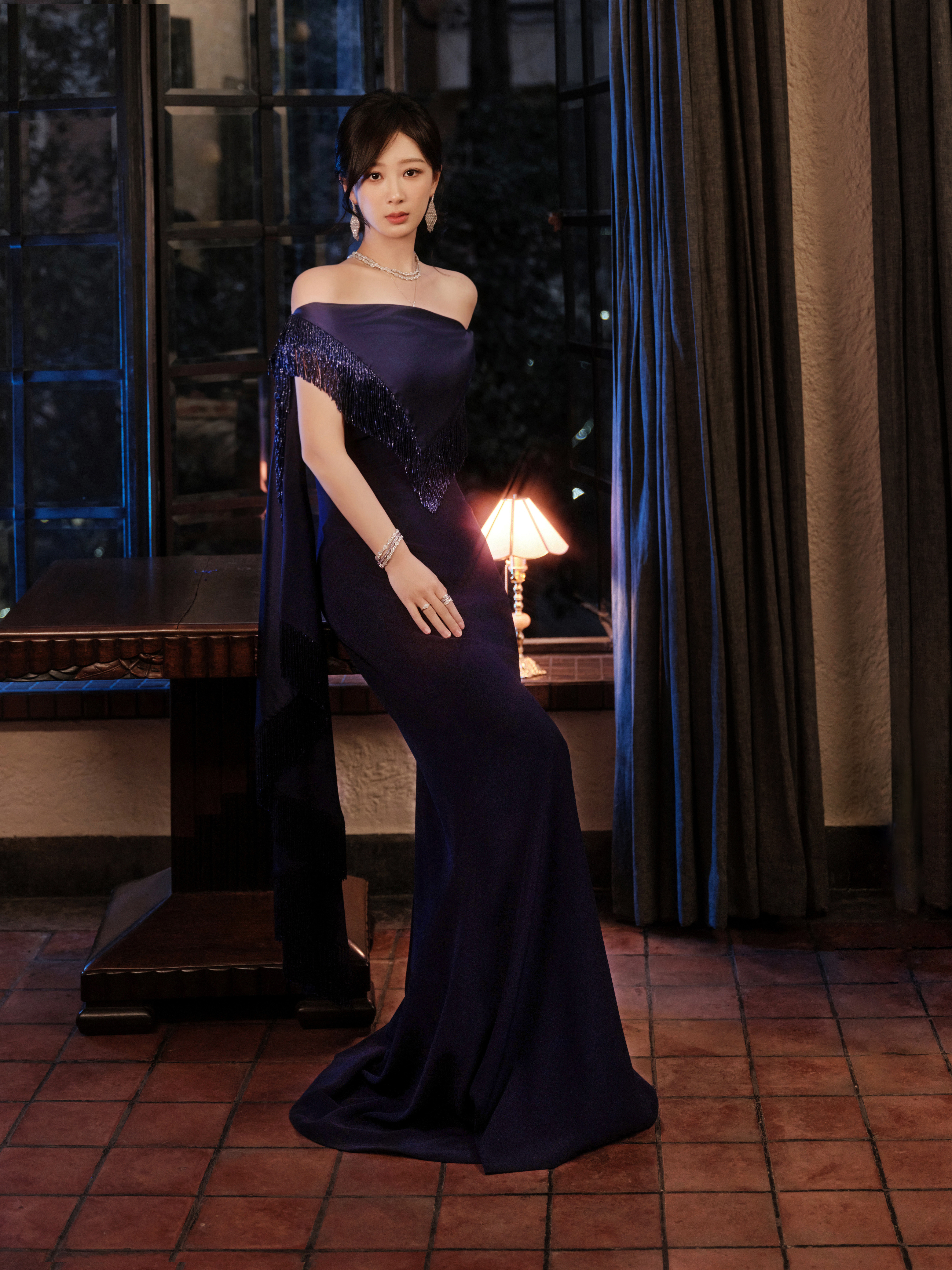 杨紫紫色高定子弹兄的深夜美图来了！杨紫这样真美呀，一袭紫色长裙，曼妙又贵气，越