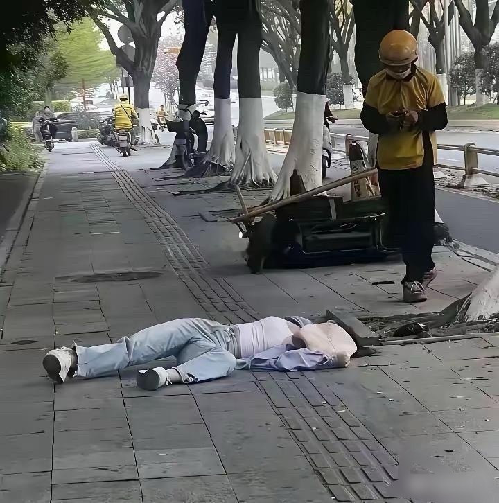 都说外卖小哥不容易，路人何其无辜啊！