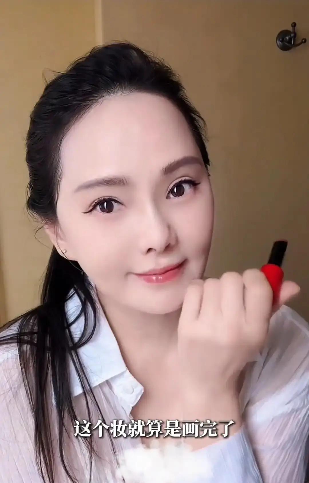 伊能静一家春节跑去迪拜玩，拍了条8分钟vlog。镜头里她和秦昊、两个姐姐、公婆