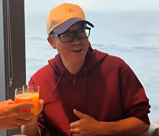 新东方创始人俞敏洪再发全员公开信，再次就之前公司32周年公开信的内容向员工道歉，