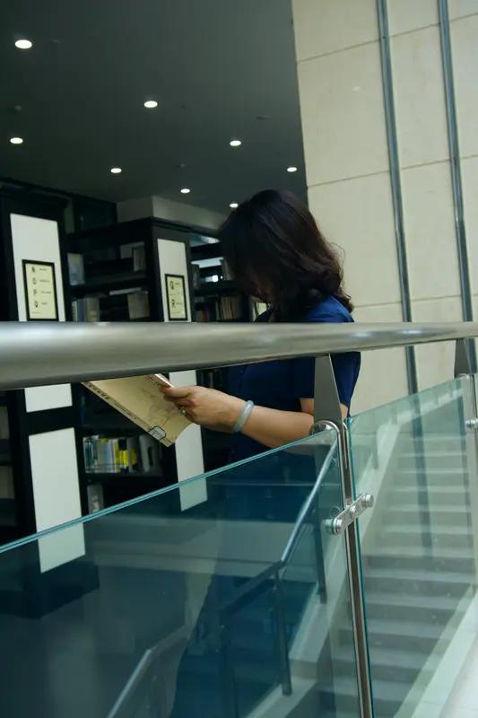 二十九岁的吴老师突然对他们学校里男教师的婚姻情况来了兴趣。他发现，五十岁以上的几