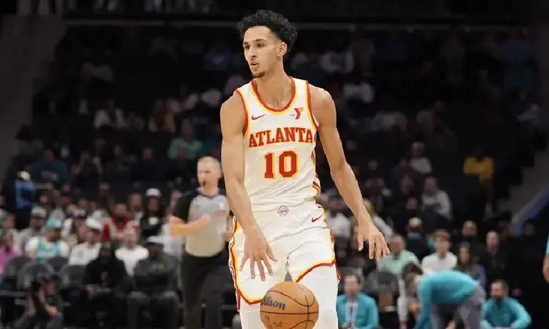 俩人都是状元，却像两代产品。弗拉格才18岁，时间拉满，场均18.6分，篮板助