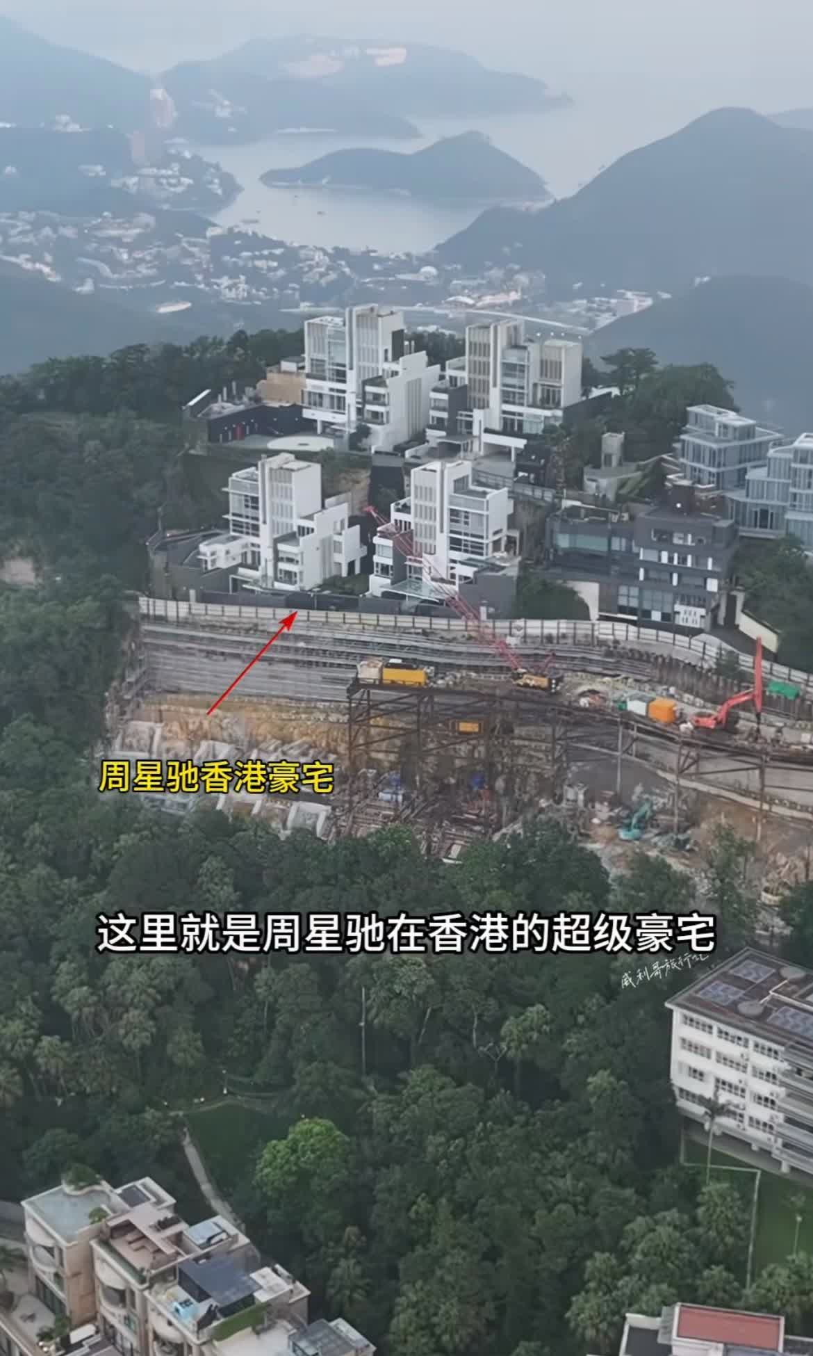 香港太平山顶周星驰豪宅，车库停了三辆豪车一辆奔驰一辆玛莎拉蒂还有一辆兰博基尼。车