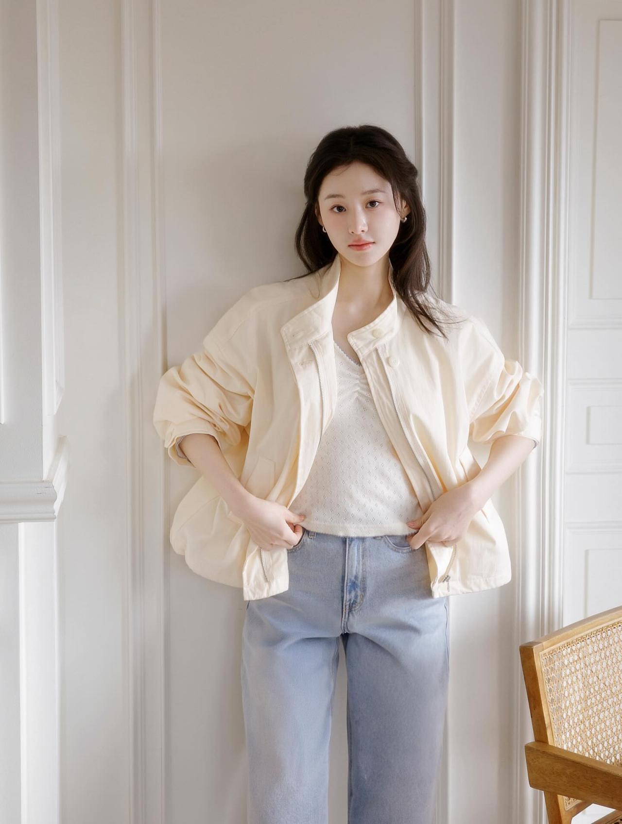 简约风穿搭，浅色系外套搭配牛仔裤，清新自然。你见过最清纯的女生是什么样的清新脱