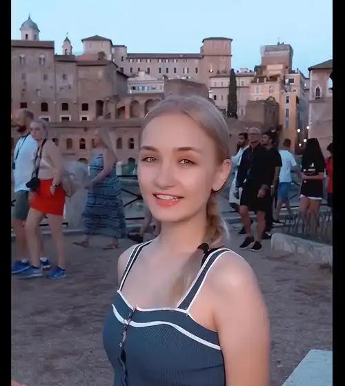 2015年，18岁意大利超模伯妮，不顾家人反对，毅然嫁给中国小伙王依帆，谁知，婚