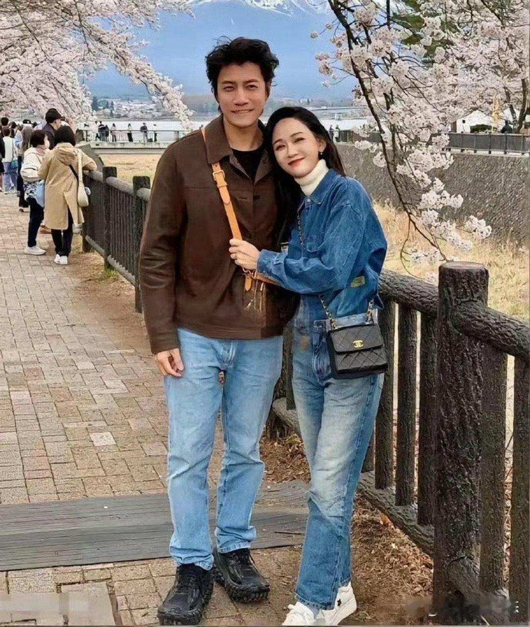 47岁陈乔恩与小9岁丈夫出游，依偎合照，甜蜜状态藏不住。​​​
