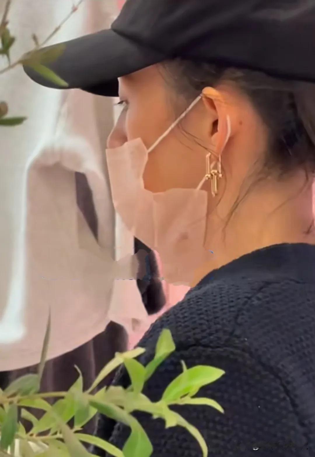 近日，头戴黑色棒球帽的章子怡逛商场买衣服被偶遇，章子怡一身黑色装，轻挽发髻，粉色
