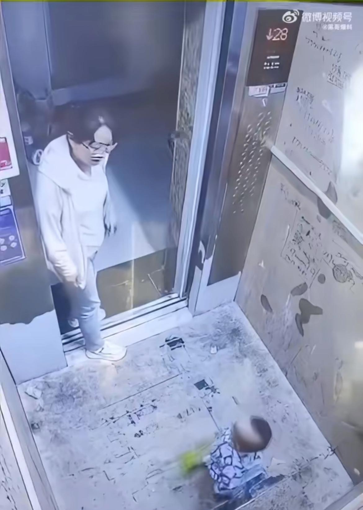 这个愚蠢的妈,身子挡住电梯,让孩子进电梯玩,遛一圈了,想起来要把玩具车搬进电梯,