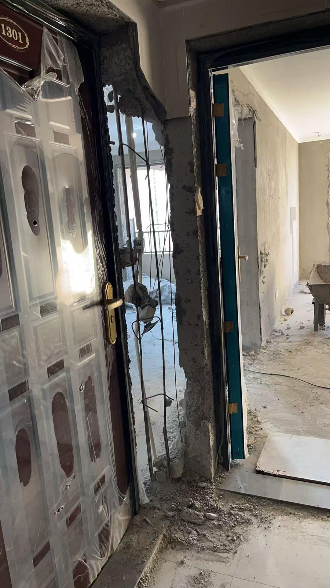 今天是金碧物业走后的第48天。今天早上群里面炸了锅，有人说7号楼有一层被砸了