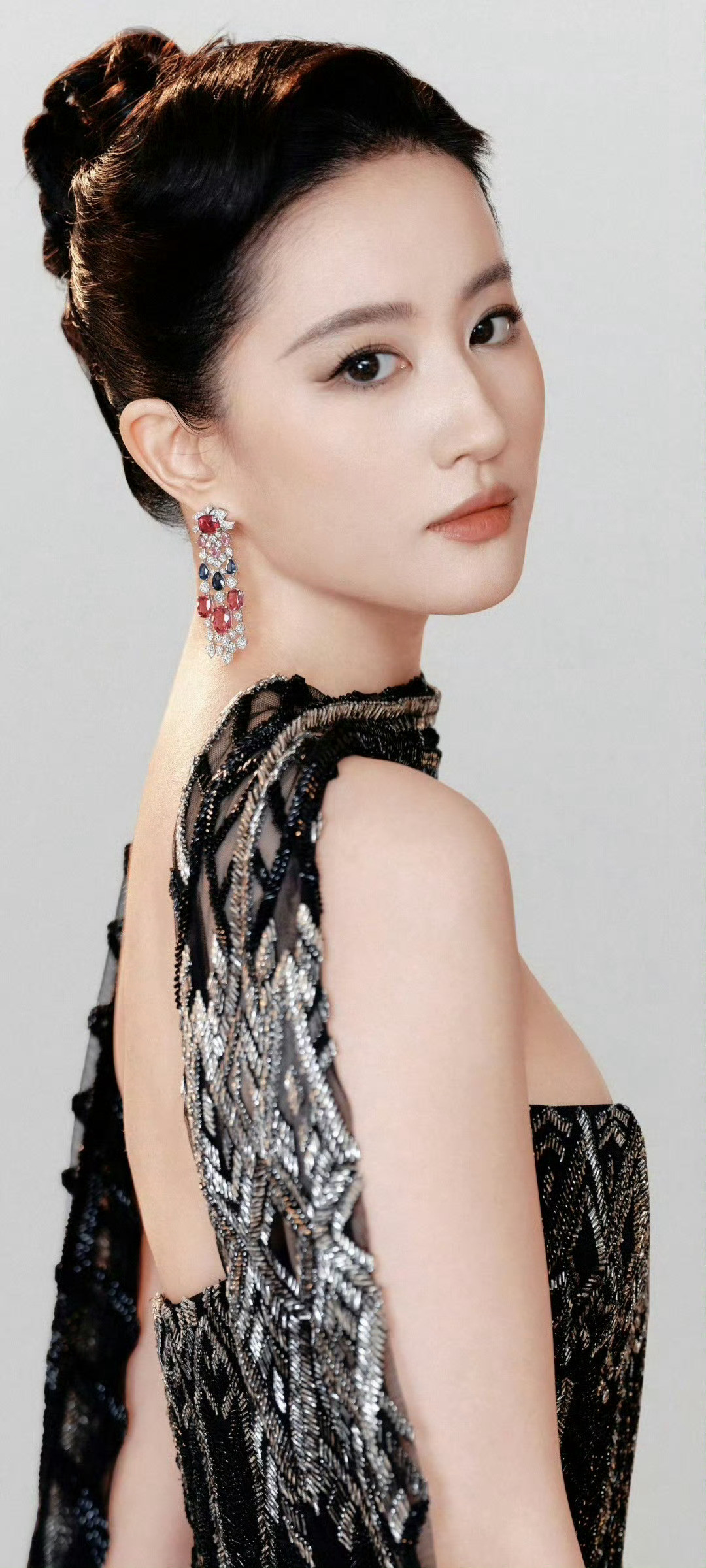 刘亦菲抹胸裙时尚感拉满