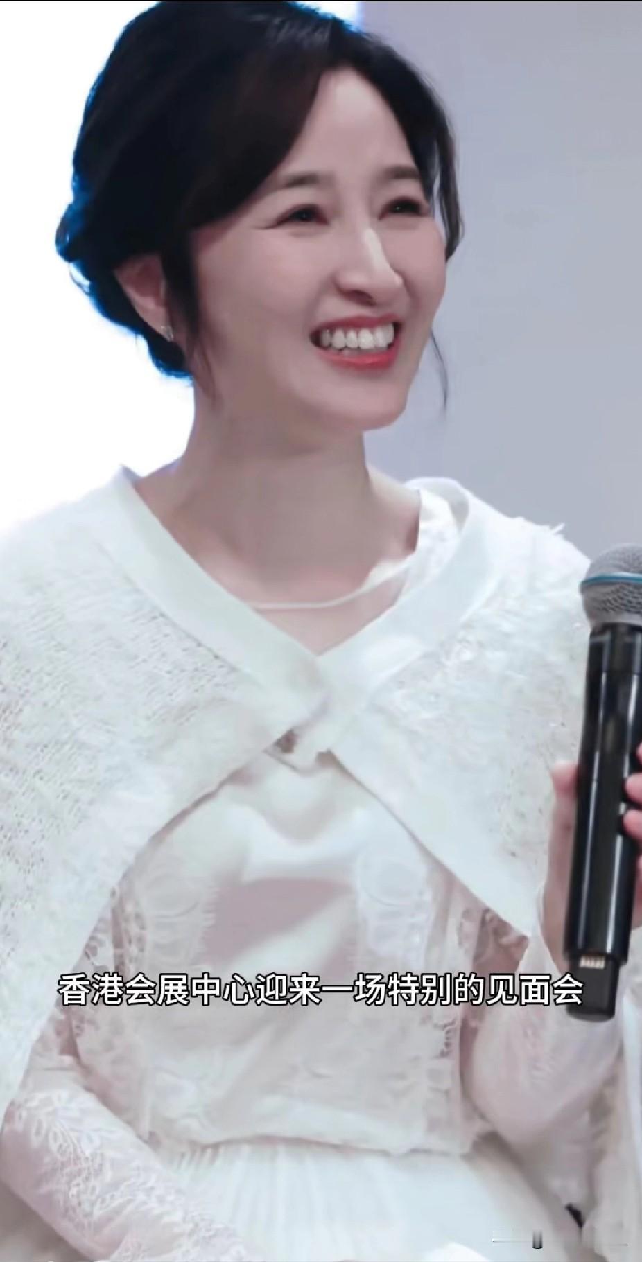 61岁关咏荷时隔十年现身粉丝见面会，状态好到令人惊叹！！这哪里像花甲之年的人，