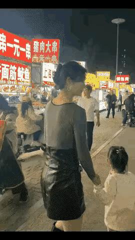 大街上，一个女子领着孩子逛街，对面过来一个男子，故意朝女子脸上亲了一下，女子推了