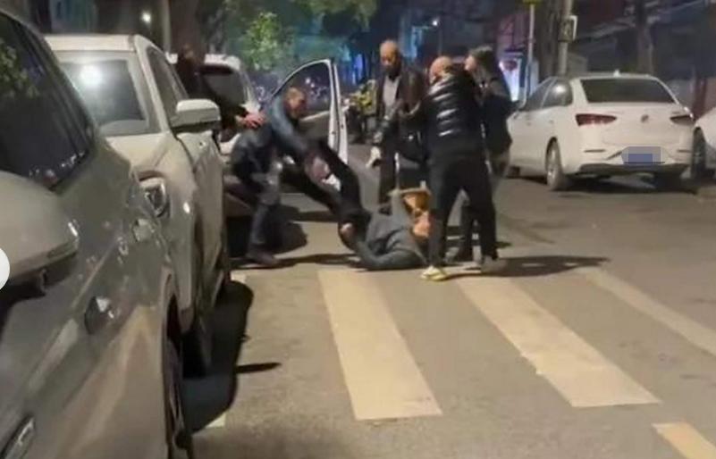 “冤不冤？”2024年5月，河南长垣，一男子离婚后不久，去前妻店里看望女儿，结果