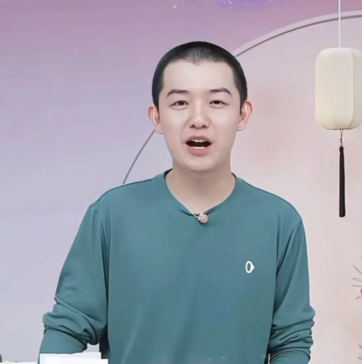 董董成熟了！董董上播时在评论区总有一些不和谐的评论，董董没像以前一样直怼，而