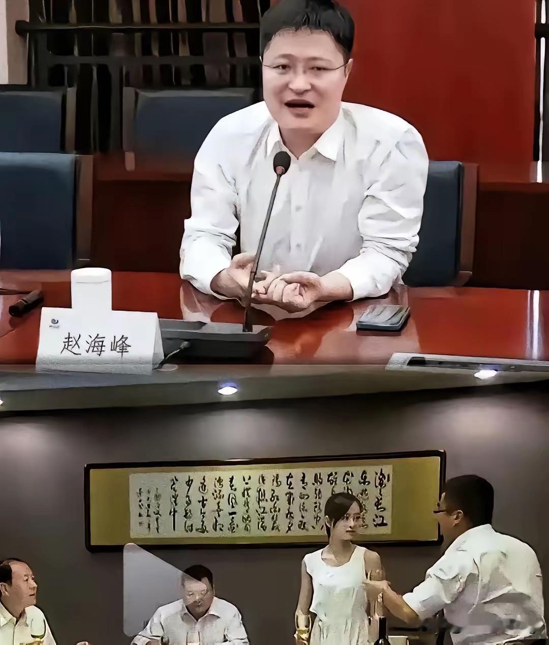 杭州这场地产庆功宴，摆上桌的不是酒杯，而是酒壶，从一开始就透着压抑的氛围感。一桌
