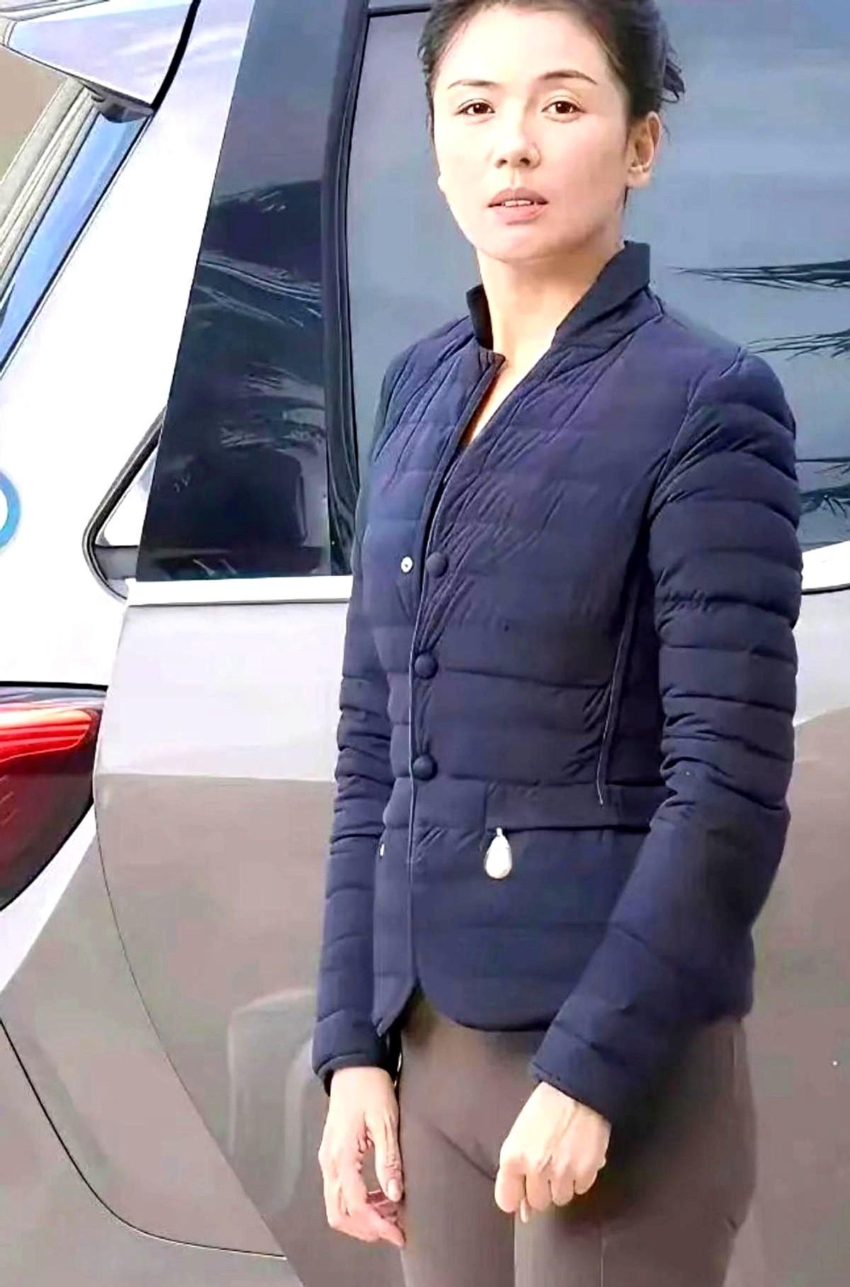 刷到刘涛那张图，我承认我愣了三秒。就因为她只穿了条健身裤出门，一堆人就拿着老眼