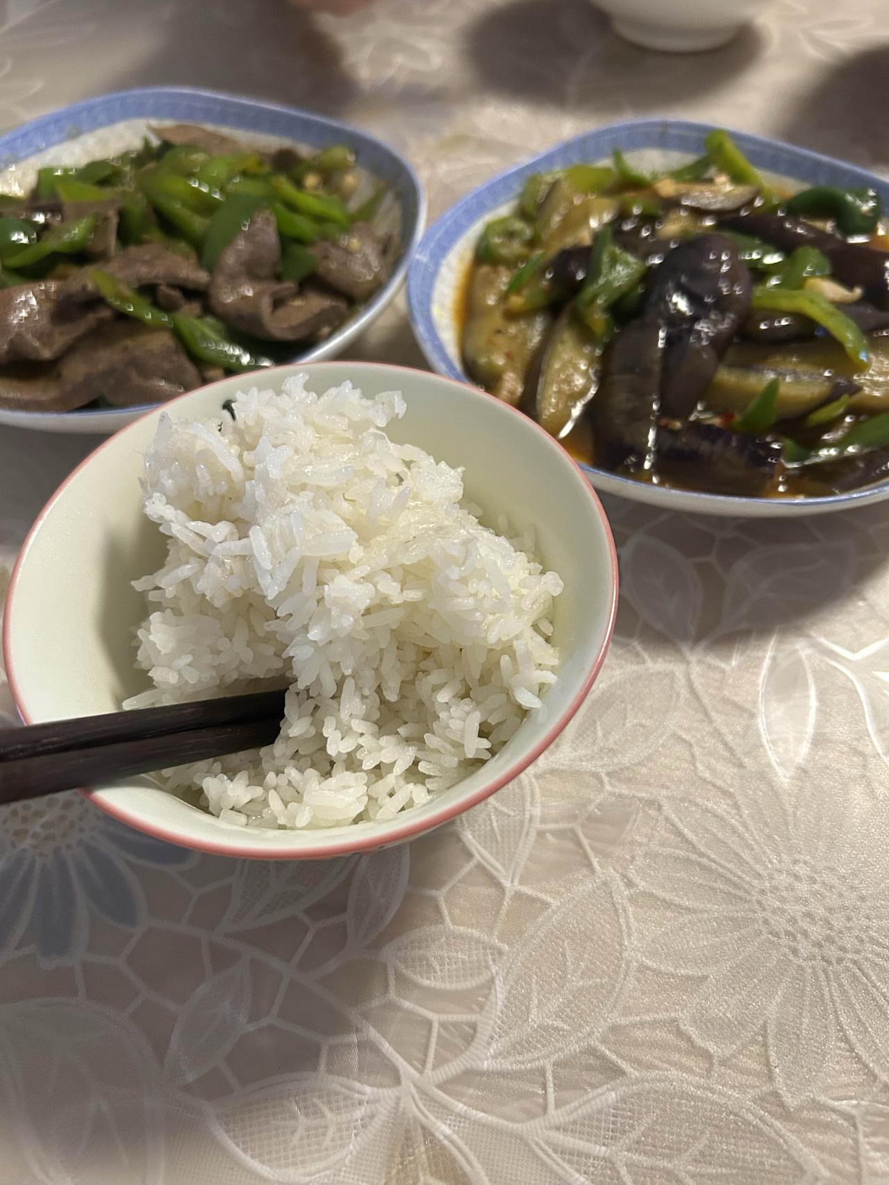 天天下雨，想去菜市场买菜都不方便。连日的阴雨实在烦人，出门买个菜都成了难事。