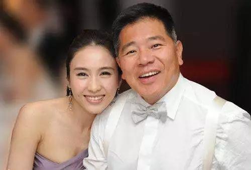 2008年，演员黎姿做生意失败，这时候弟弟又出了车祸，急需救命钱！她迫于无奈，找