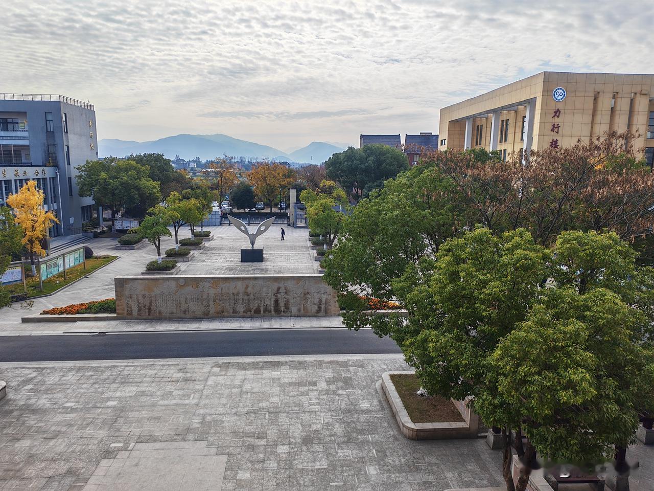 一个调皮的男孩上课捣蛋，被班主任叫去批评教育。孩子嫌老师批评重了，一气之下就往楼