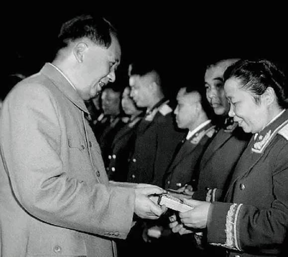 1955年9月27日，北京中南海怀仁堂，全场静得连呼吸声都能听见，当周恩来一口气