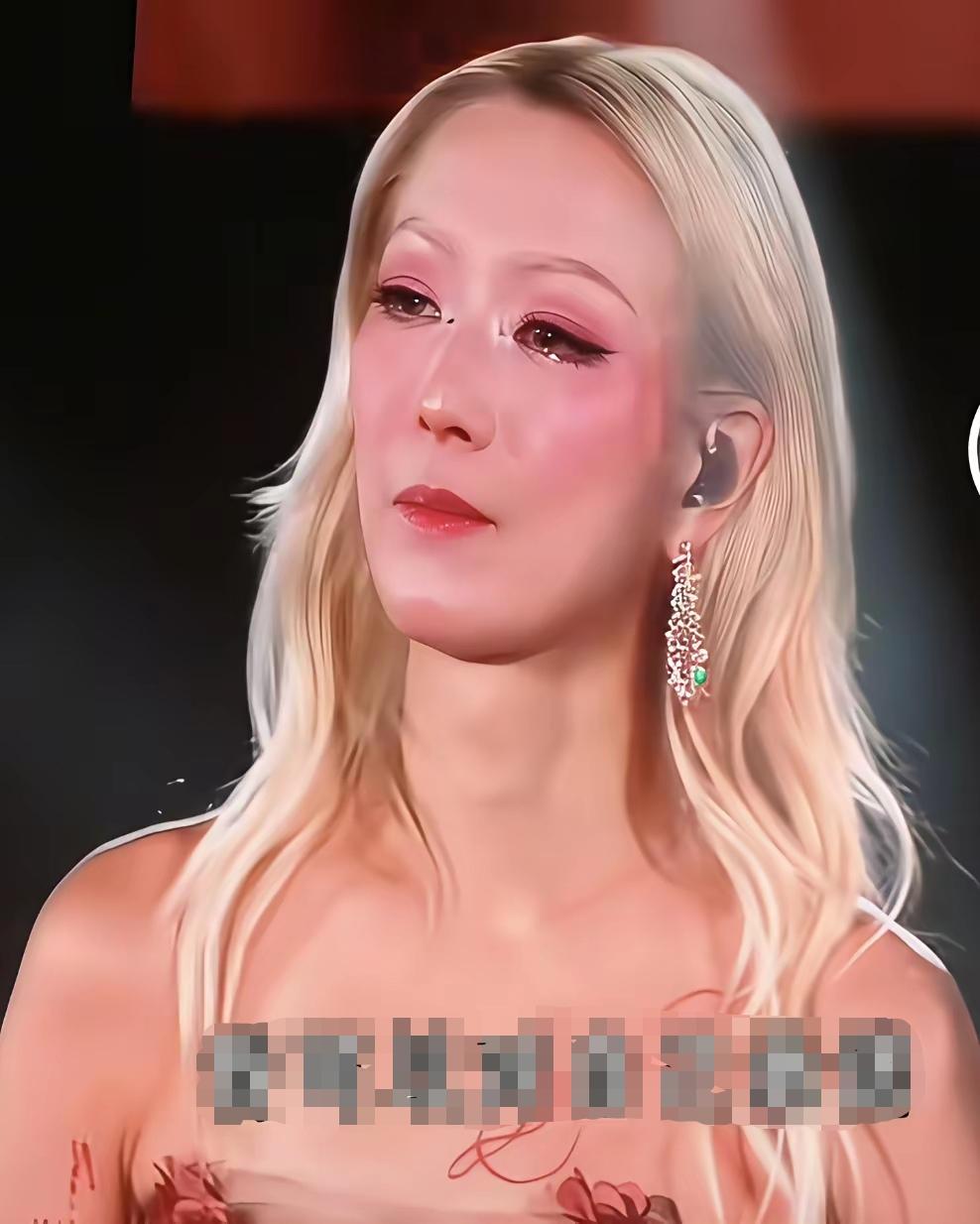现在才明白为什么郑秀文爱许志安爱的那么深情，爱的那么卑微。简直卑微到尘埃里，能包