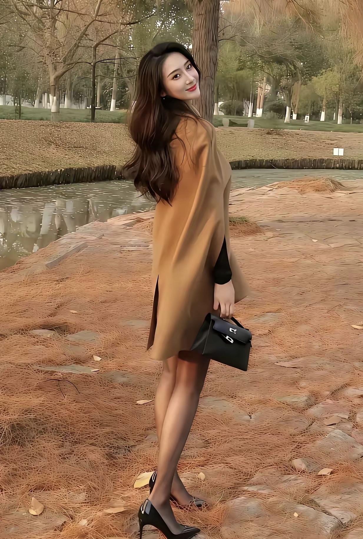 秋日漫步，优雅穿搭，尽显自然之美