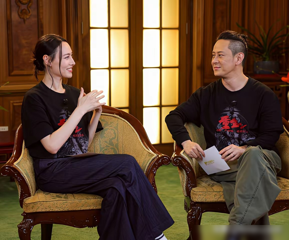 张曼玉当年都没这么勇，梁洛施直接牵着新男友上红毯了。2026年6月，梁洛施38岁生日，一张十指紧扣的