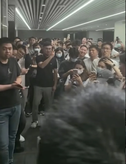 “我们不想听你们商量几个小时后给出的空话，我们只想拿到工资。”哪吒汽车的创始人宣