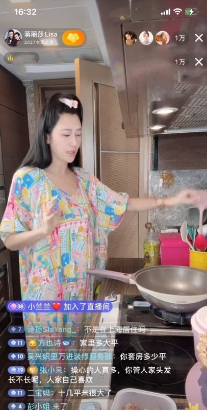 陈浩民老婆蒋丽莎在厨房直播。评论区有人嫌她家的厨房好小。她笑着说：“香港可是寸土